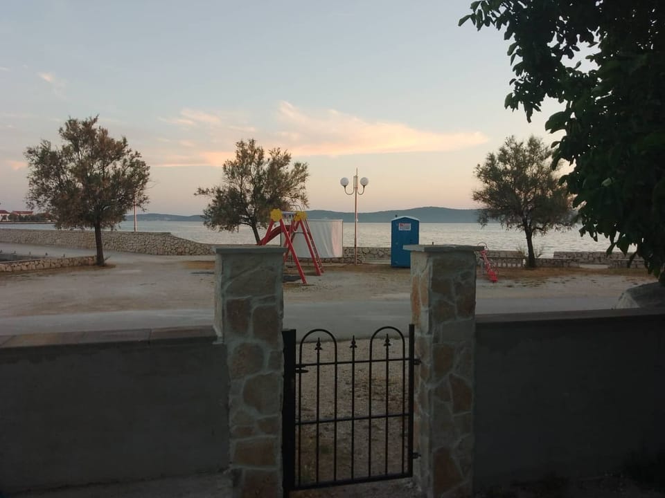 "Nani" mit Blick auf das Wasser Apartment in Šibenik-Knin County, Croatia