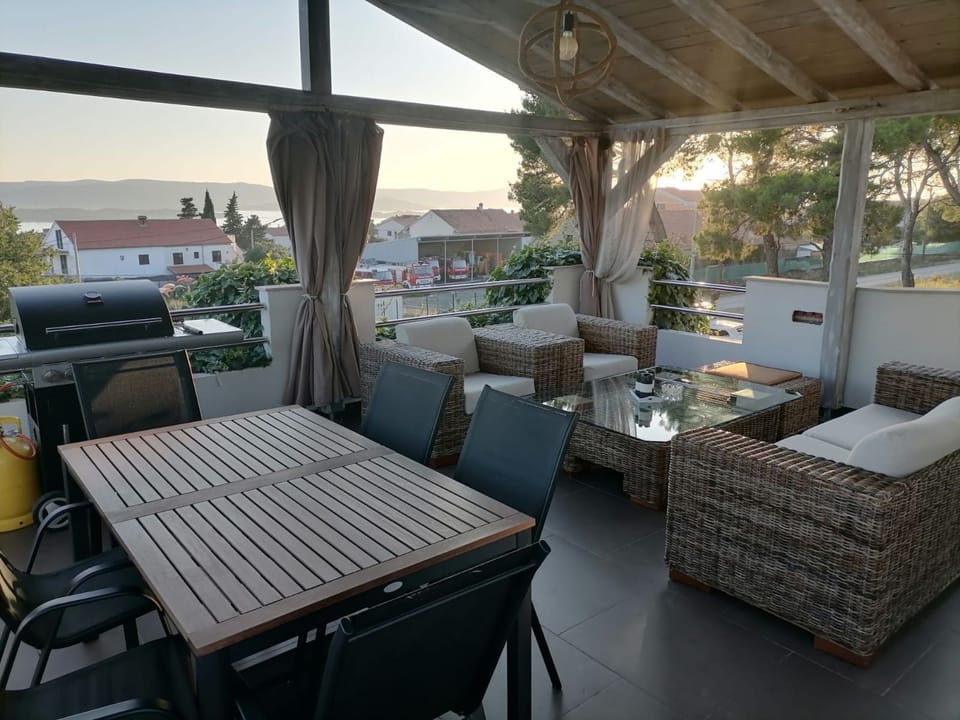 mit Blick auf das Wasser Apartment in Biograd na Moru