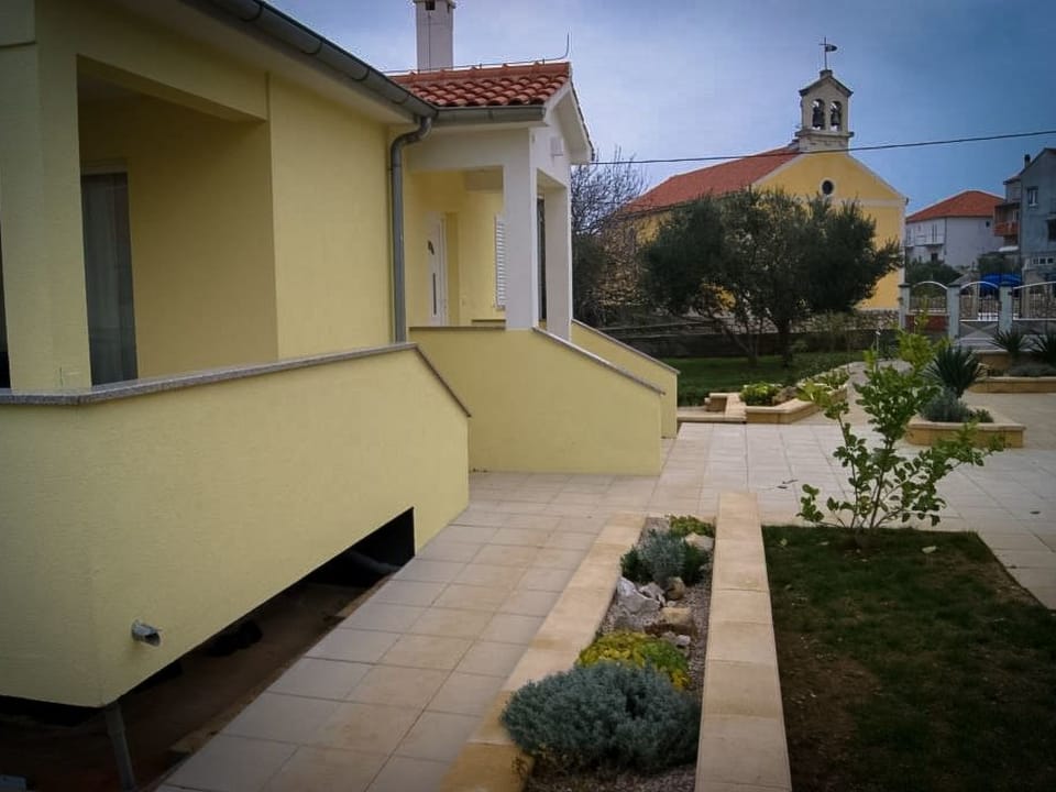 Modernes Ferienhaus in Dobropoljana mit Terrasse, Garten und Grill Vacation rental in Zadar County