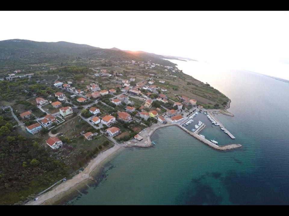 FeWo 2, mit 1. Schlafzimmer für 4. Personen mit Balkon im ersten Obergeschoss g Apartment in Šibenik-Knin County, Croatia