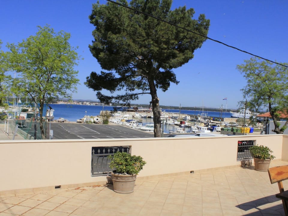 "Krajka" mit Blick auf das Wasser Vacation rental in Šibenik-Knin County, Croatia