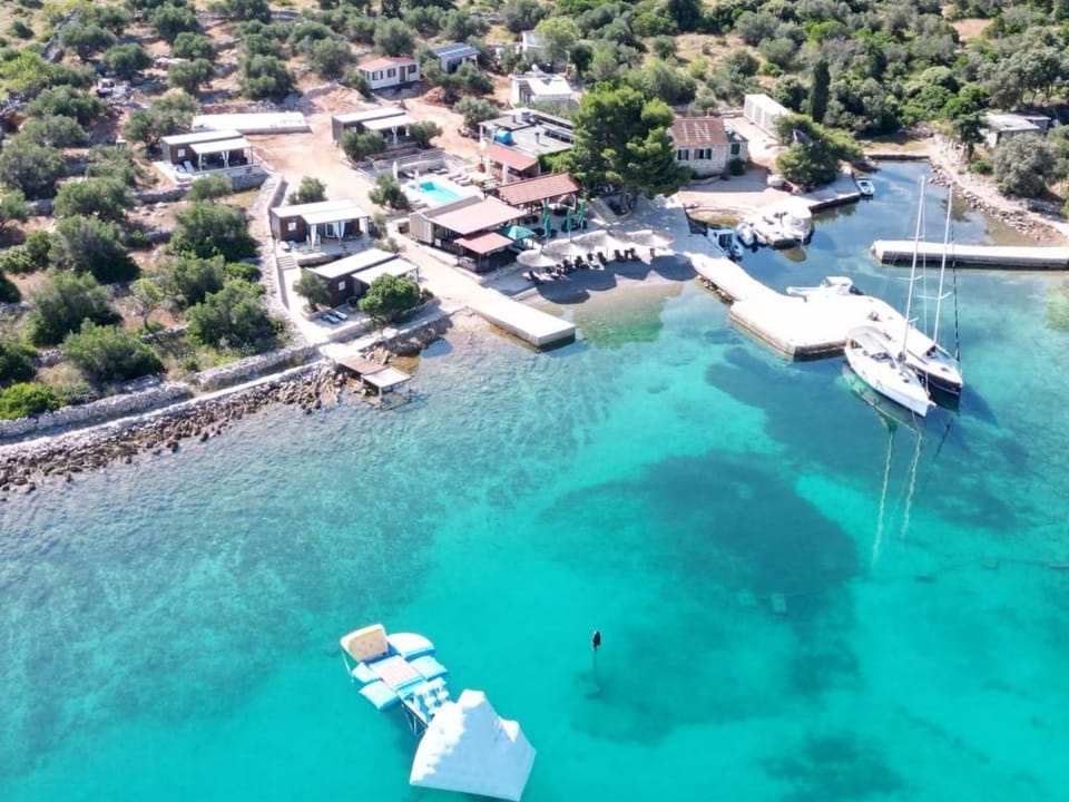 Strandhaus Lady - Ferienanlage Bain, Žut - Kornati Apartment in Šibenik-Knin County, Croatia