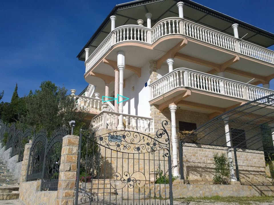 mit einer überdachten Terrasse Apartment in Šibenik-Knin County, Croatia