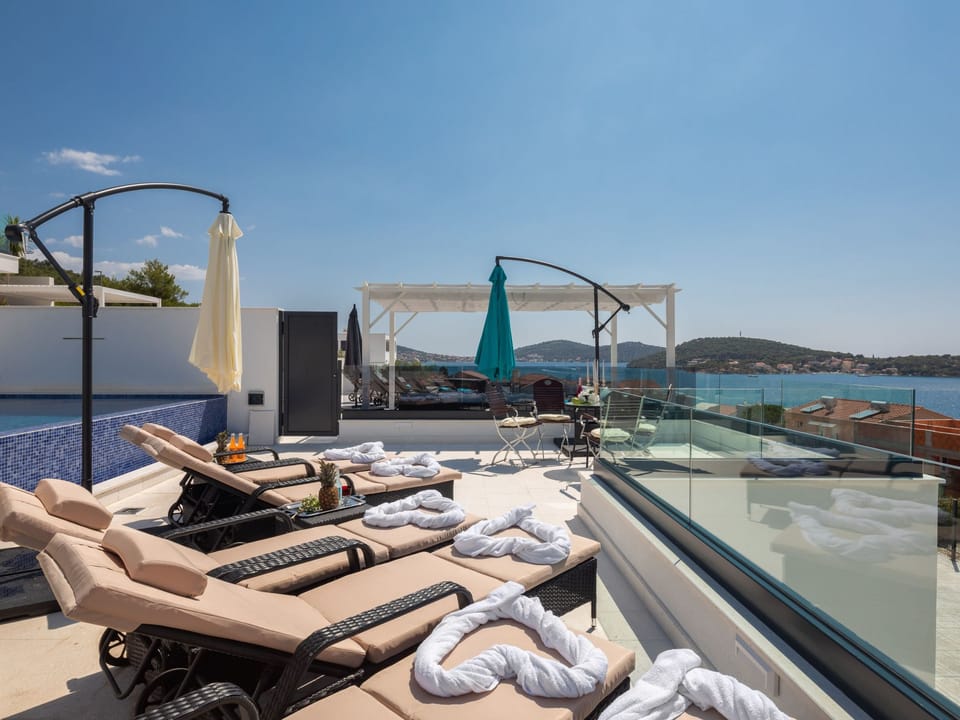 in Dvornica mit Privatem Pool Vacation rental in Šibenik-Knin County, Croatia