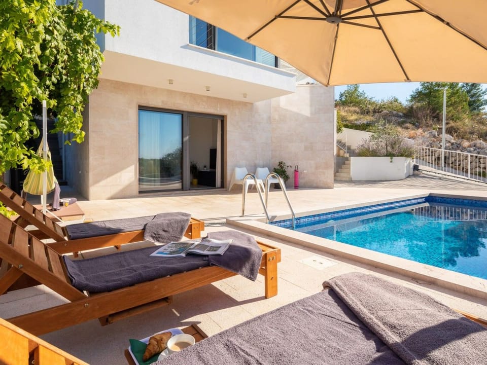 Villa mit Hydromassage und beheiztem Pool Vacation rental in Šibenik-Knin County, Croatia