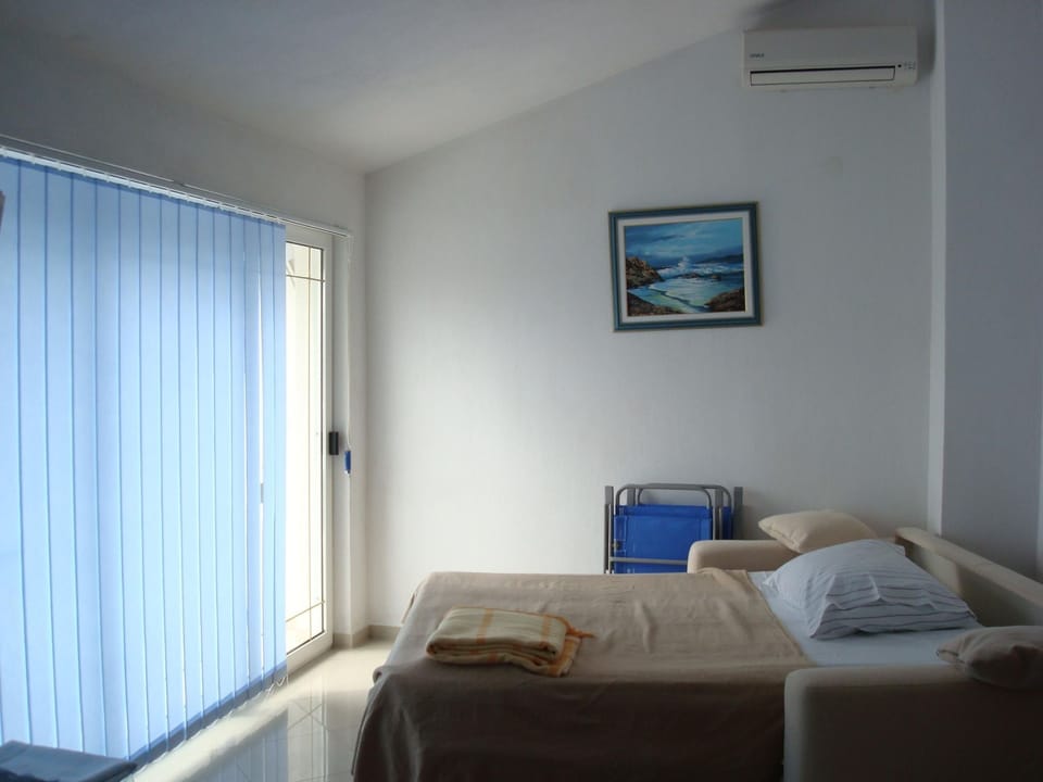 Appartement in Zečevo Rogozničko mit Großem Balkon Apartment in Šibenik-Knin County, Croatia