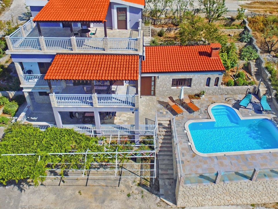 Seaside Villa Lara mit beheiztem Swimmingpool Vacation rental in Šibenik-Knin County, Croatia