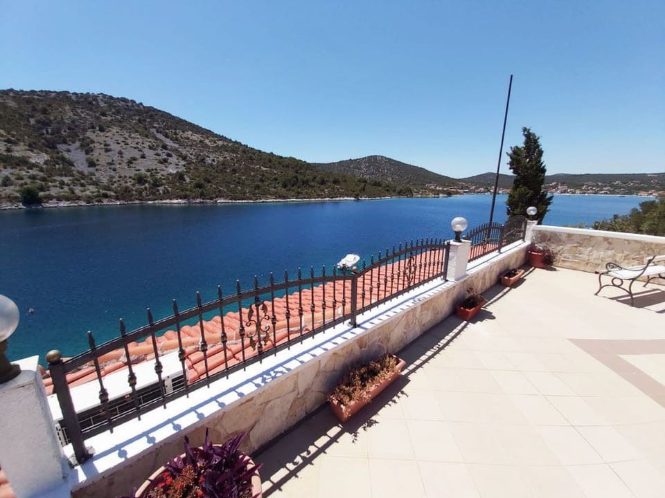 Wohnung "Carmen" mit Blick auf das Wasser Apartment in Split-Dalmatia County