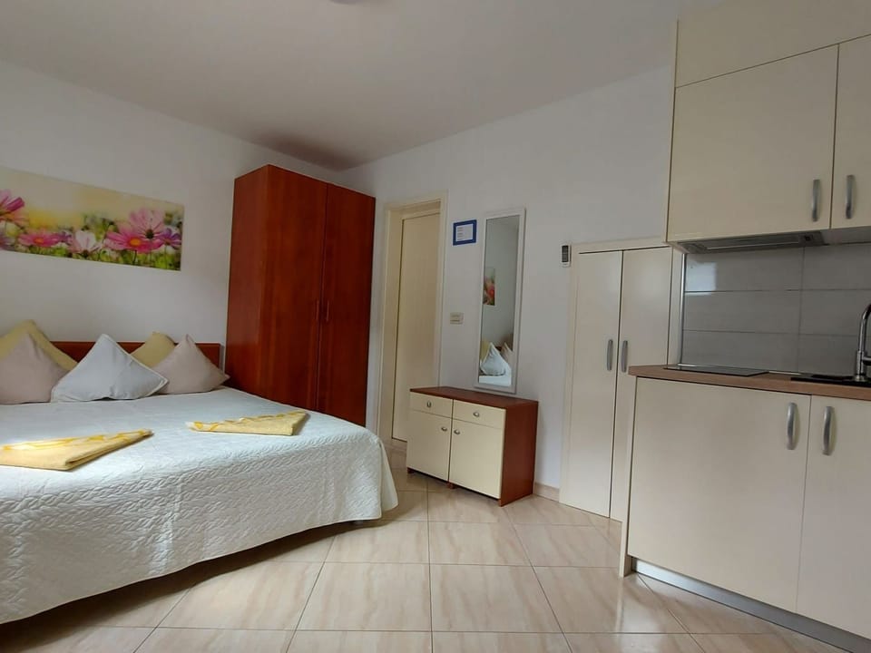 Helles Studioappartement mit großem Balkon Apartment in Šibenik-Knin County, Croatia