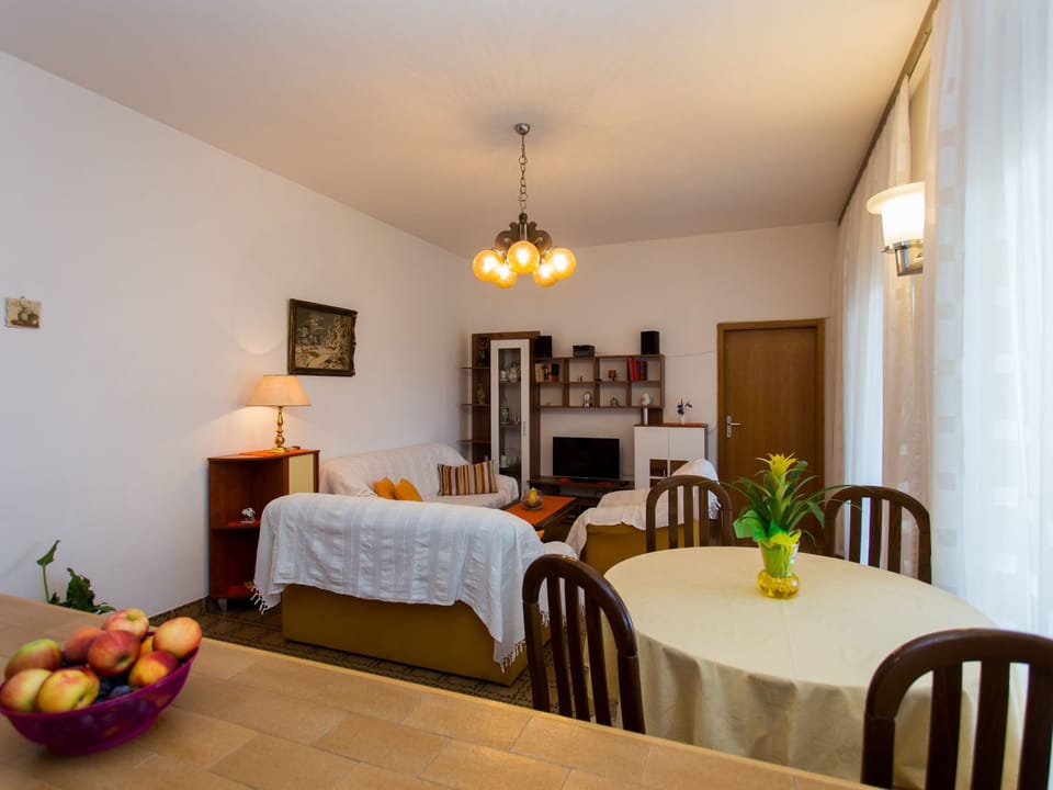 Strandnahe Ferienwohnung Jure mit großer Terrasse Apartment in Šibenik-Knin County, Croatia