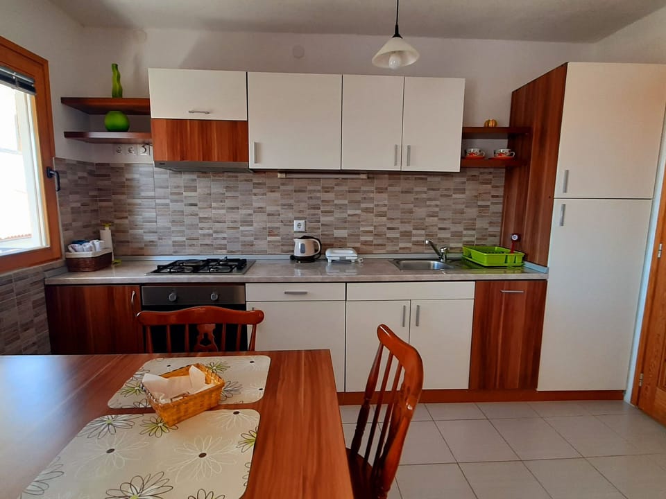 mit Blick auf das Wasser Apartment in Okrug Gornji
