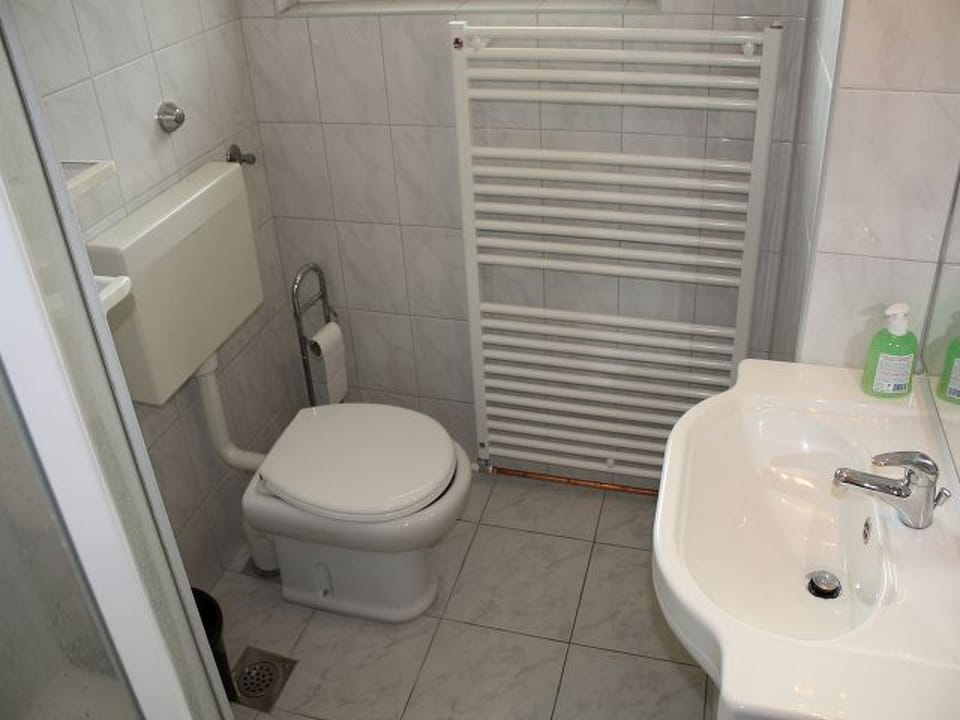 Erdgeschoss Doppelbettzimmer 25m² mit geräumiger Terrasse und Meerblick Villa M Vacation rental in Šibenik-Knin County, Croatia