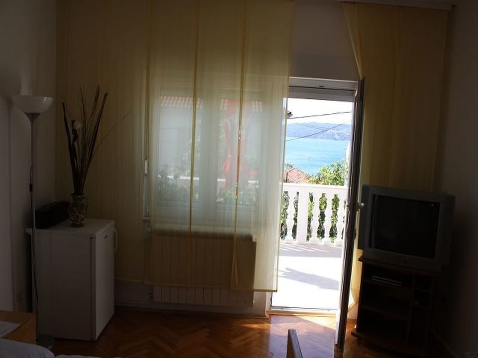 Erdgeschoss Doppelbettzimmer 25m² mit geräumiger Terrasse und Meerblick Villa M Vacation rental in Šibenik-Knin County, Croatia