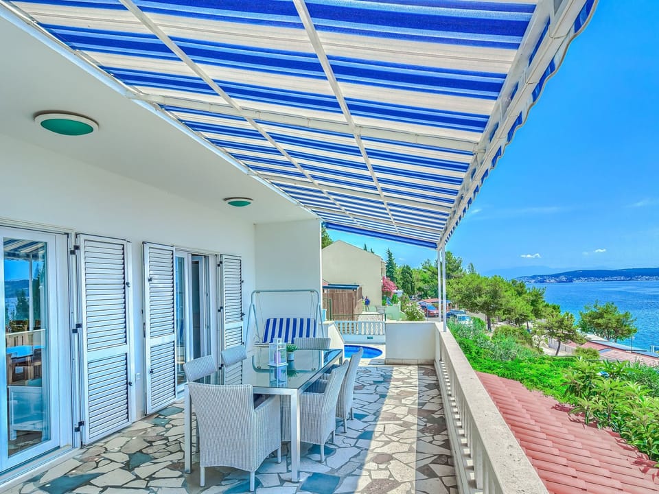 mit Terrasse, Pool und Strandzugang Vacation rental in Šibenik-Knin County, Croatia