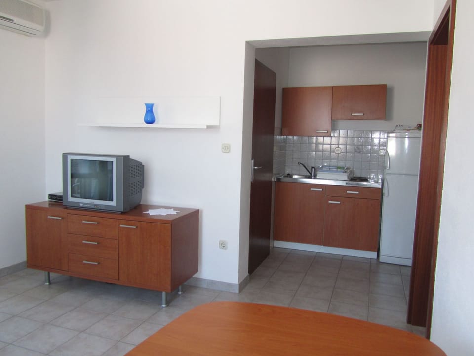 über zwei Etagen mit Garten, Terrasse und zwei Balkonen Vacation rental in Šibenik-Knin County, Croatia