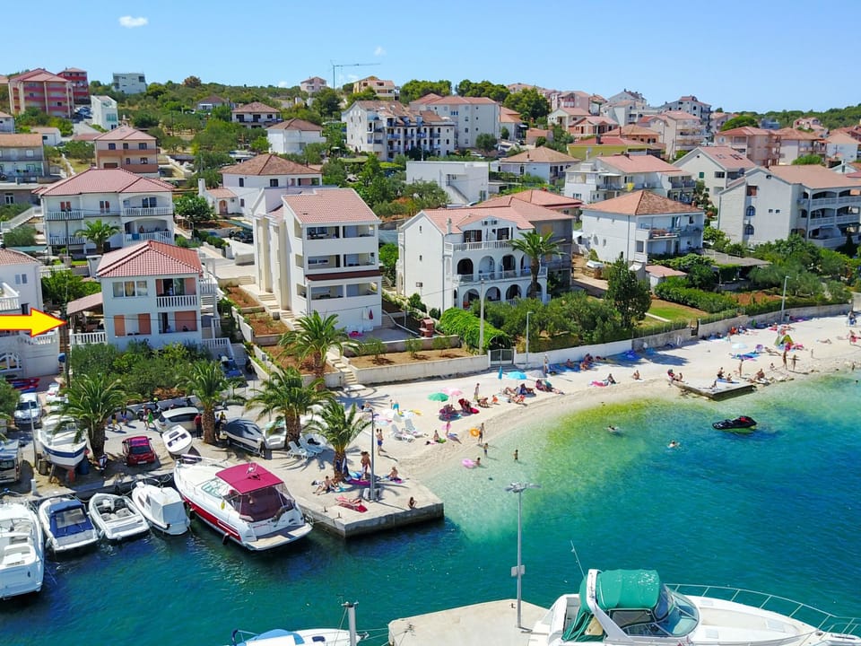 Geräumige Wohnung in erster Reihe zum Strand in Okrug Apartment in Okrug Gornji