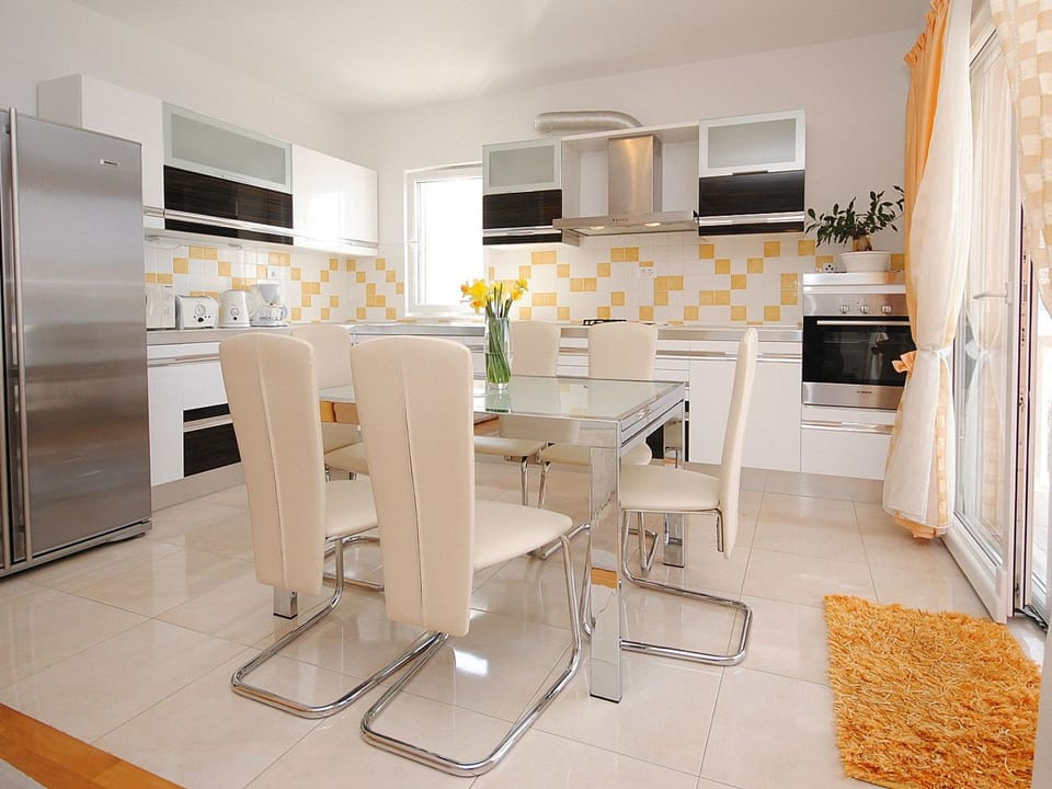 Geräumige Wohnung in erster Reihe zum Strand in Okrug Apartment in Okrug Gornji