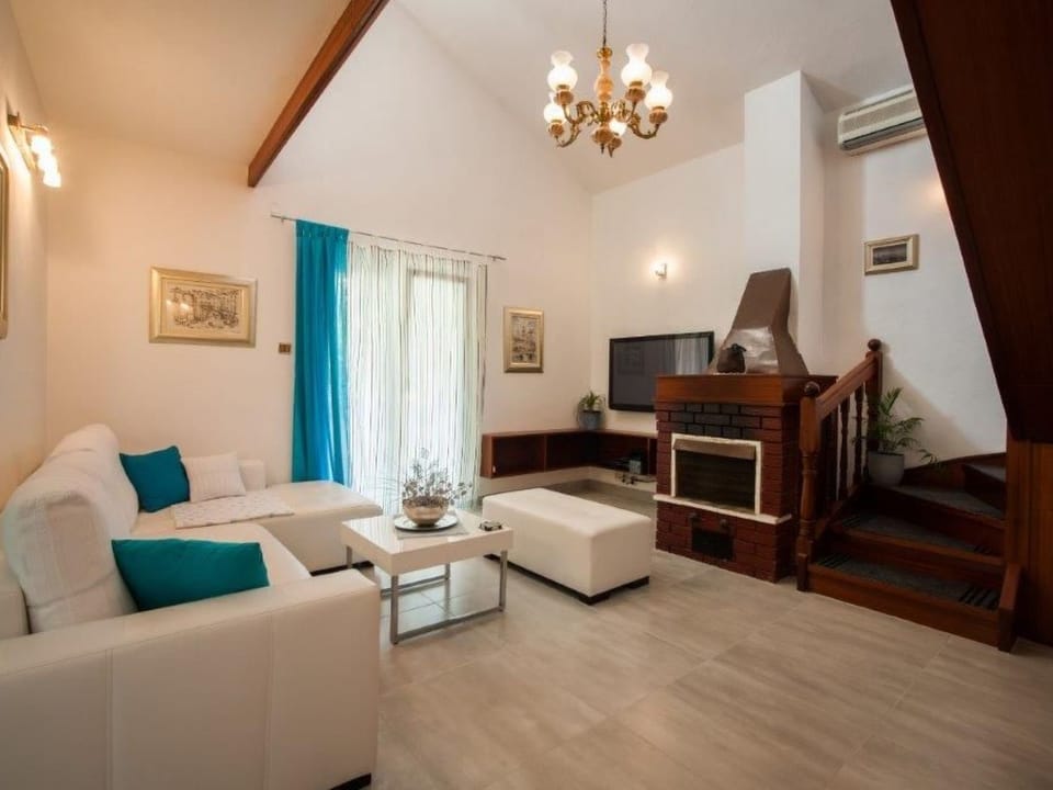 Charmante Villa Layla mit Meerblick und Pool Vacation rental in Okrug Gornji