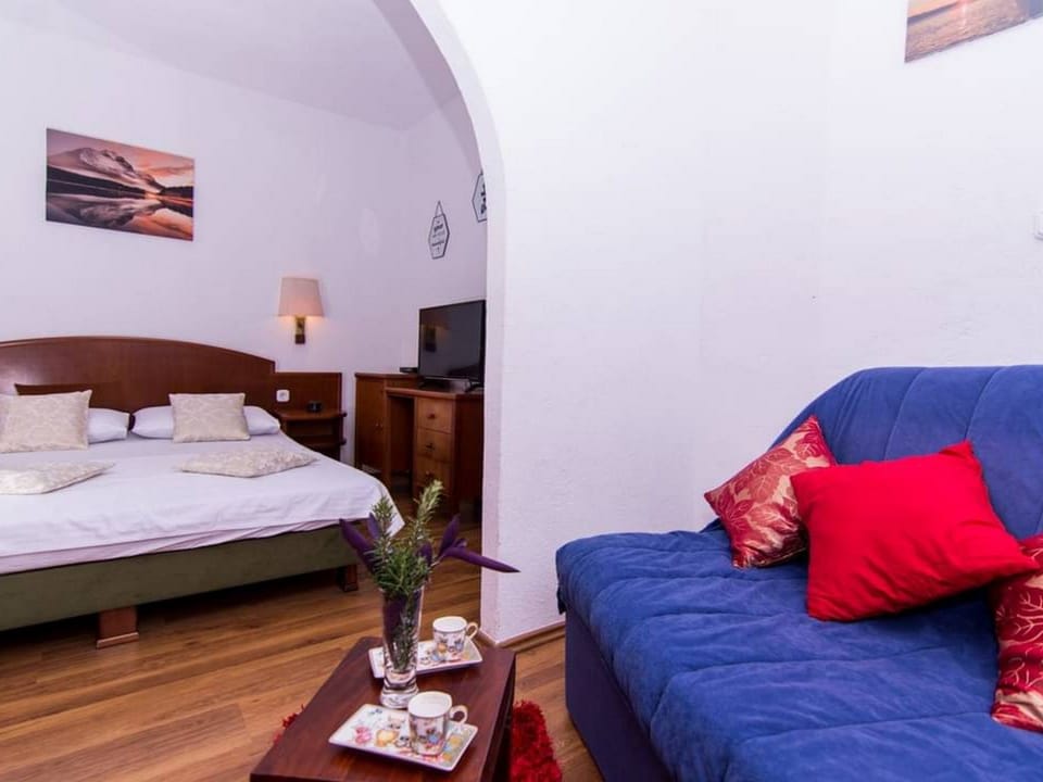 Studioappartement Esthera 2 mit Balkon in Strandnähe Apartment in Šibenik-Knin County, Croatia