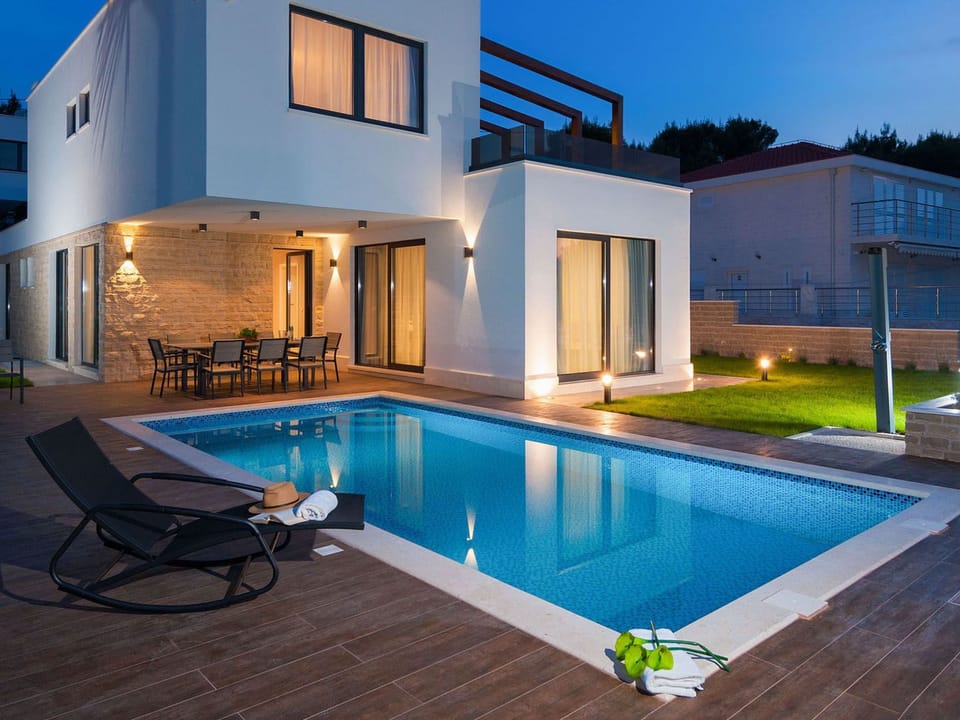 Luxuriöse Villa Calla mit Pool in Strandnähe Vacation rental in Okrug Gornji