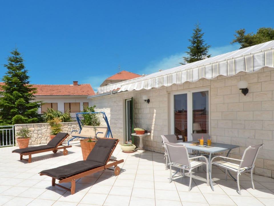 Wohnung "Decor" mit Blick auf das Wasser Apartment in Okrug Gornji