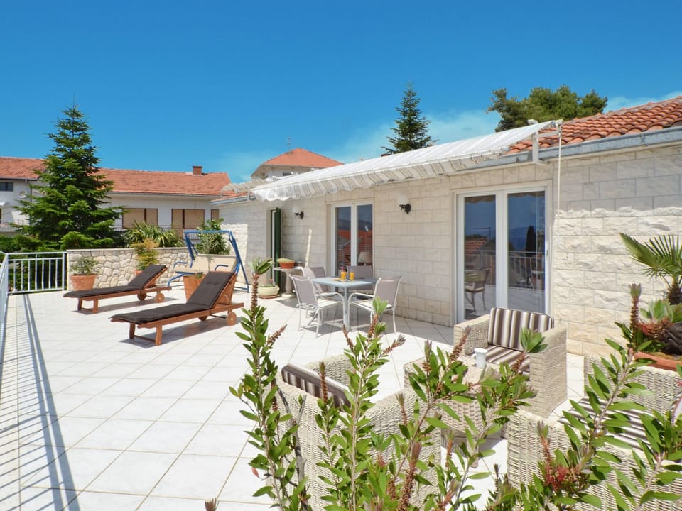 Wohnung "Decor" mit Blick auf das Wasser Apartment in Okrug Gornji