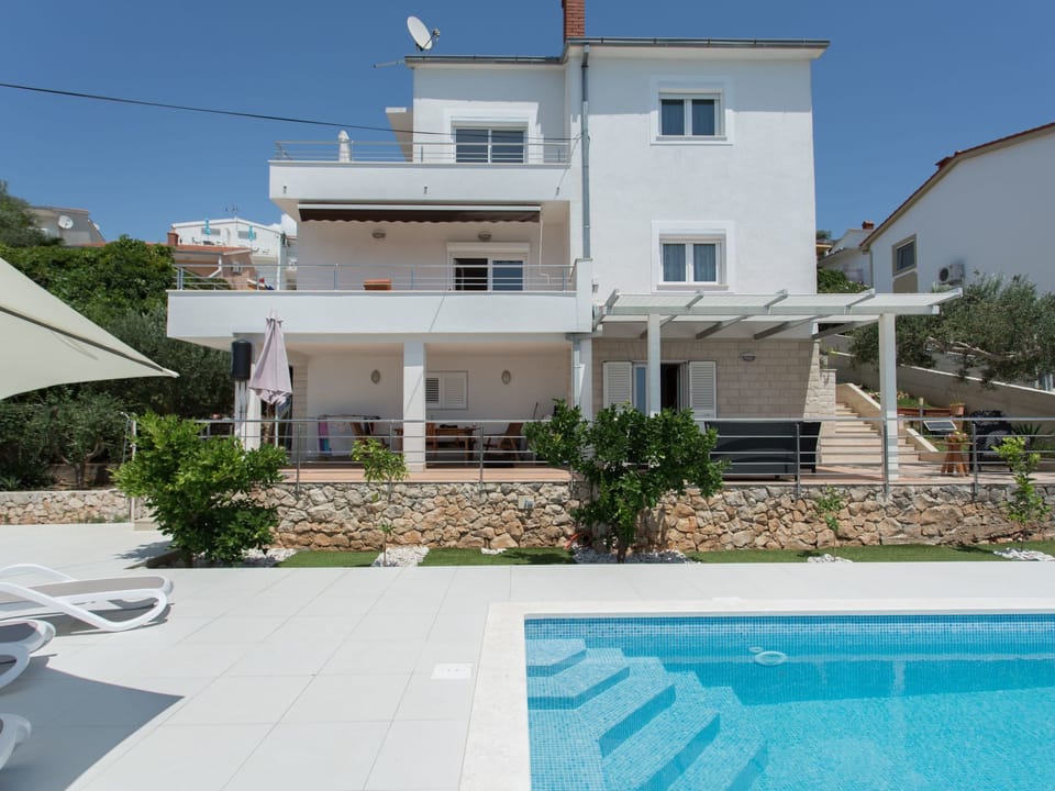 "Maya 1" mit Blick auf das Wasser Apartment in Okrug Gornji