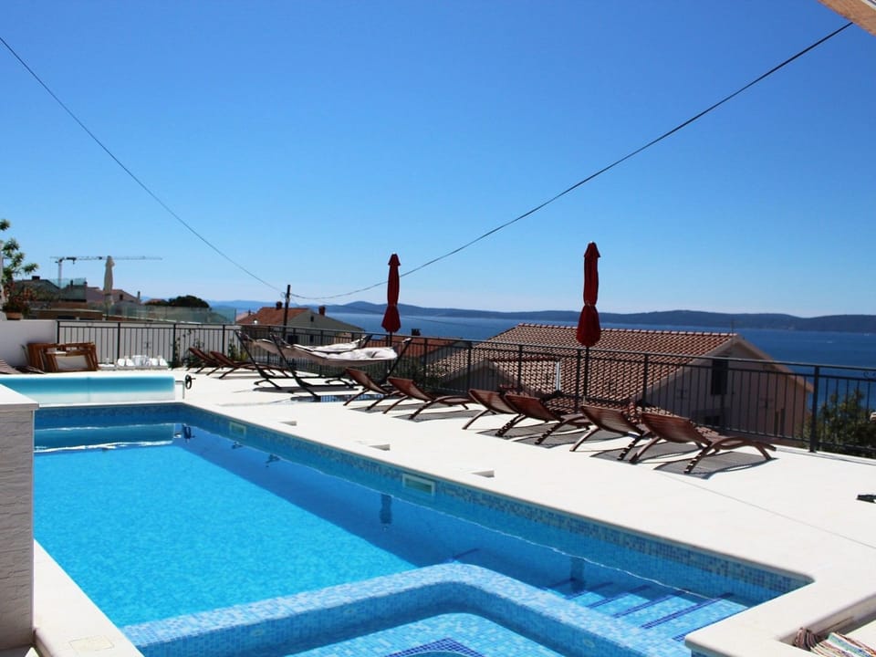 Beheiztes Schwimmbad, Familienferienwohnung Apartment in Okrug Gornji