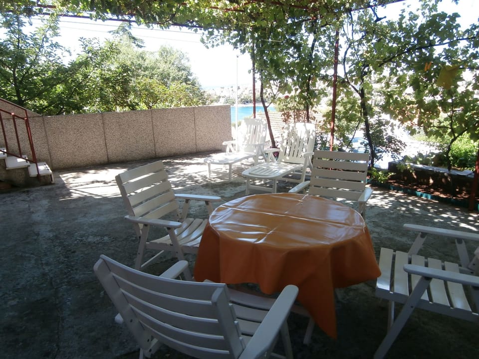 Wohnung mit Balkon und Meerblick Apartment in Okrug Gornji