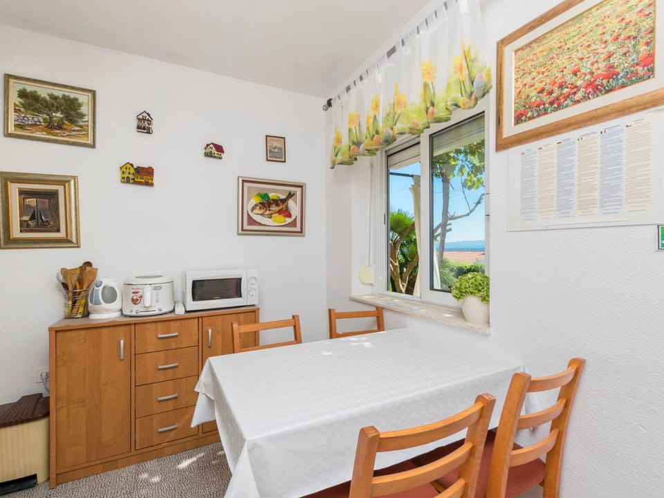 Ruhiggelegenes Apartment mit Terrasse in Strandnähe Apartment in Okrug Gornji