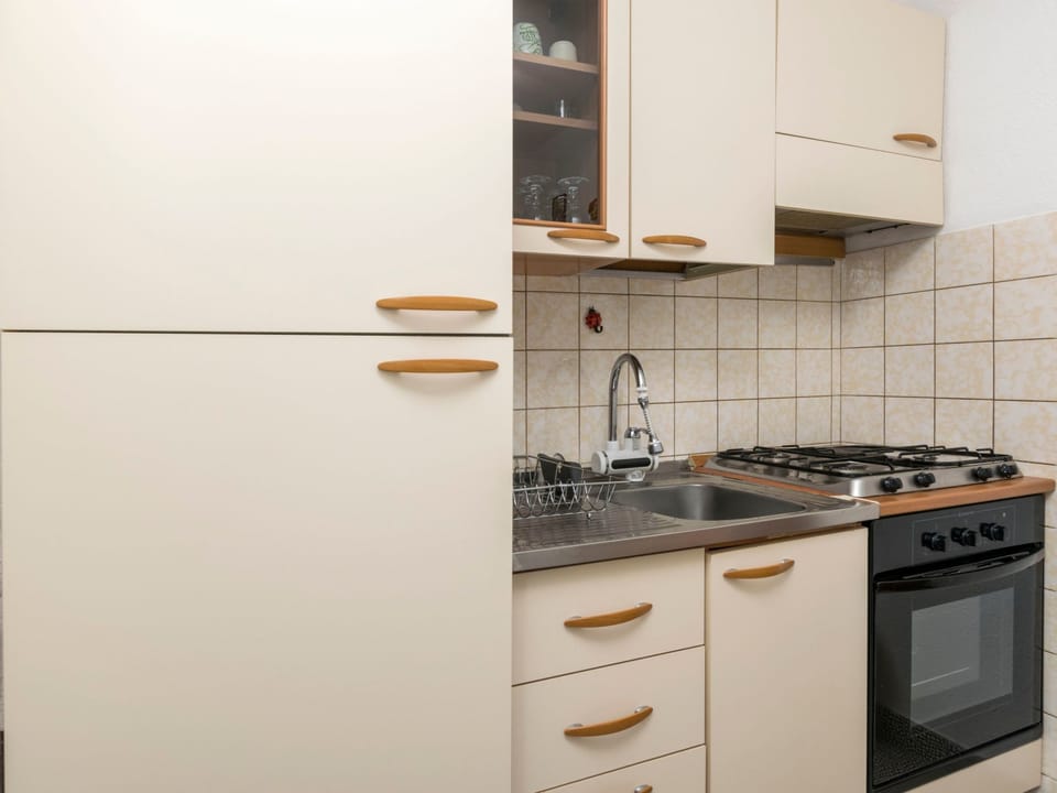 Ruhiggelegenes Apartment mit Terrasse in Strandnähe Apartment in Okrug Gornji