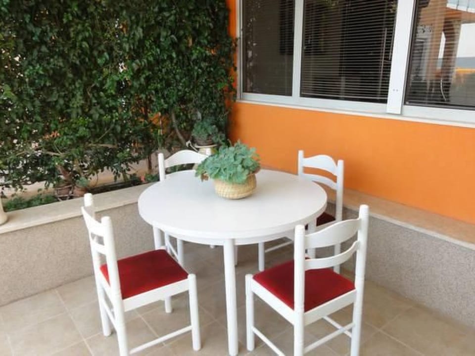 Ruhiggelegenes Sutdio mit Gartenterrasse in Strandnähe Apartment in Okrug Gornji