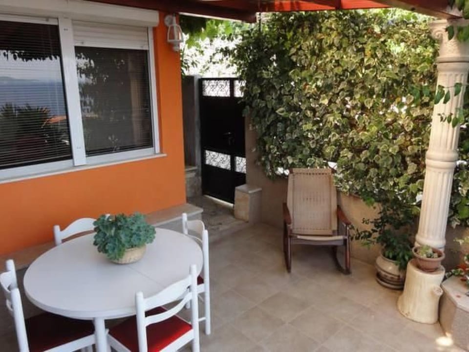 Ruhiggelegenes Sutdio mit Gartenterrasse in Strandnähe Apartment in Okrug Gornji