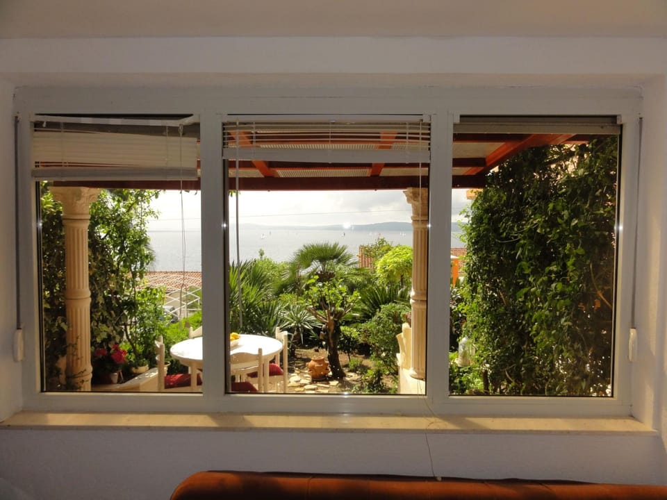 Ruhiggelegenes Sutdio mit Gartenterrasse in Strandnähe Apartment in Okrug Gornji