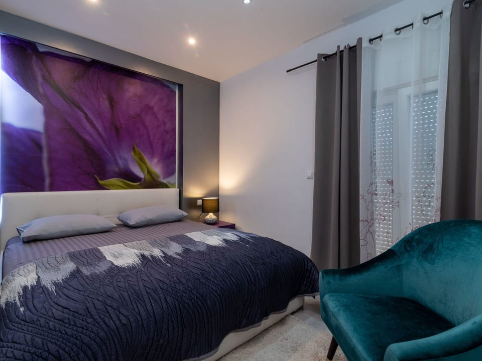 Modernes Apartment mit Gartennutzung, einer groß Apartment in Okrug Gornji