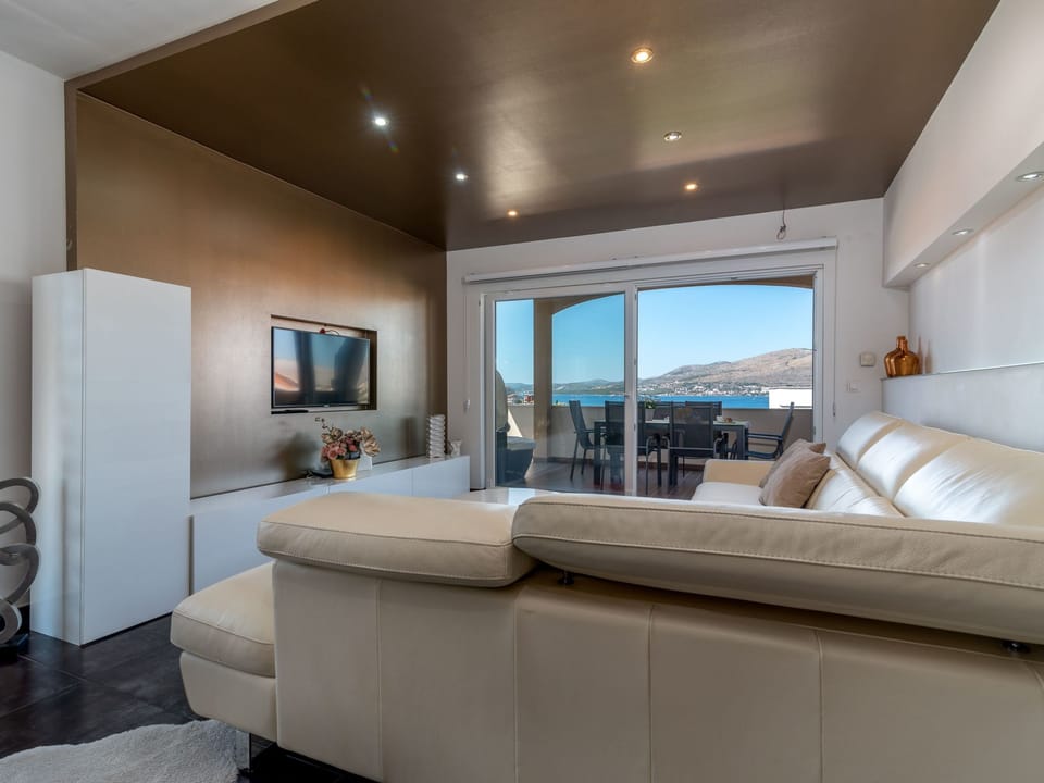 Modernes Apartment mit Gartennutzung, einer groß Apartment in Okrug Gornji