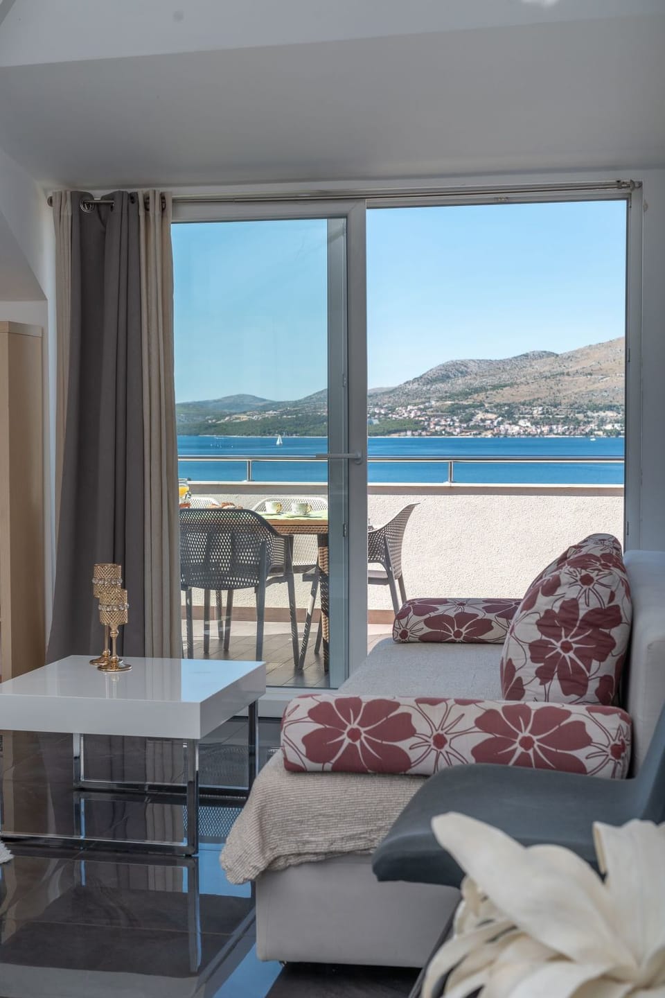 Moderne Ferienwohnung mit Gartennutzung, einem g Apartment in Okrug Gornji