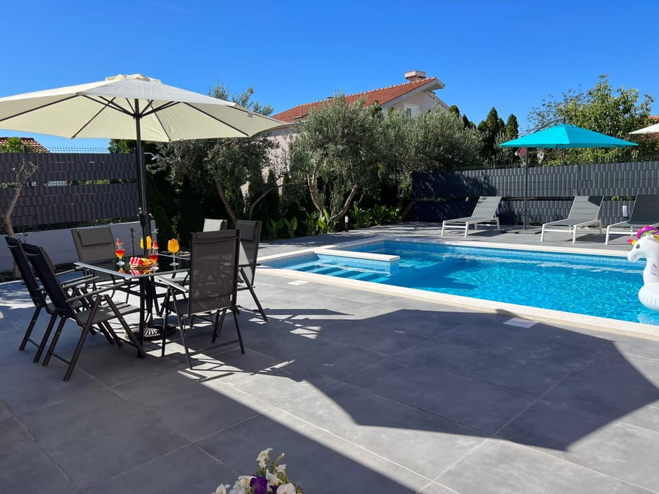 Moderne Meerblick ap.1 mit Pool und Terrasse bbq in der Nähe von Split Trogir Apartment in Šibenik-Knin County, Croatia