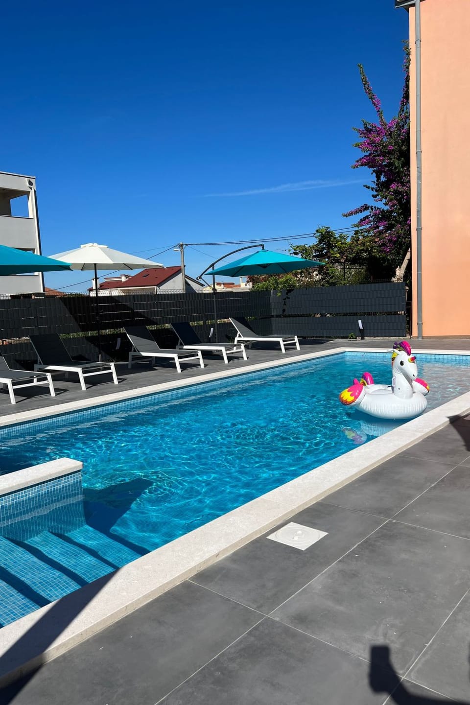 Moderne ap. 2 mit Pool und Grill in der Nähe von Split und Trogir Apartment in Šibenik-Knin County, Croatia