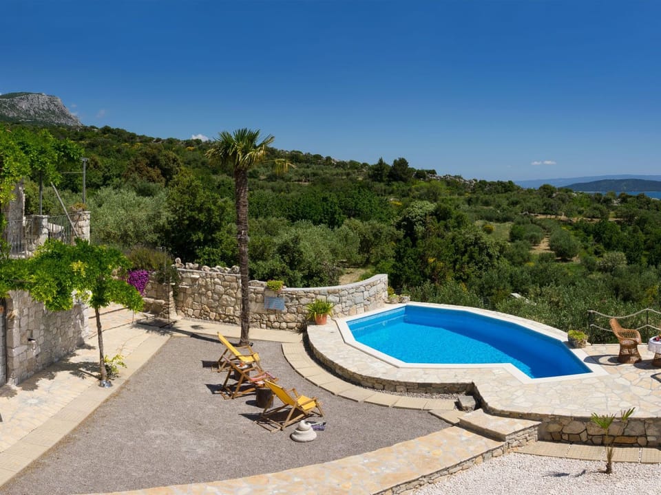 in Kaštel Lukšić mit großer Terrasse und Bergblick Vacation rental in Šibenik-Knin County, Croatia
