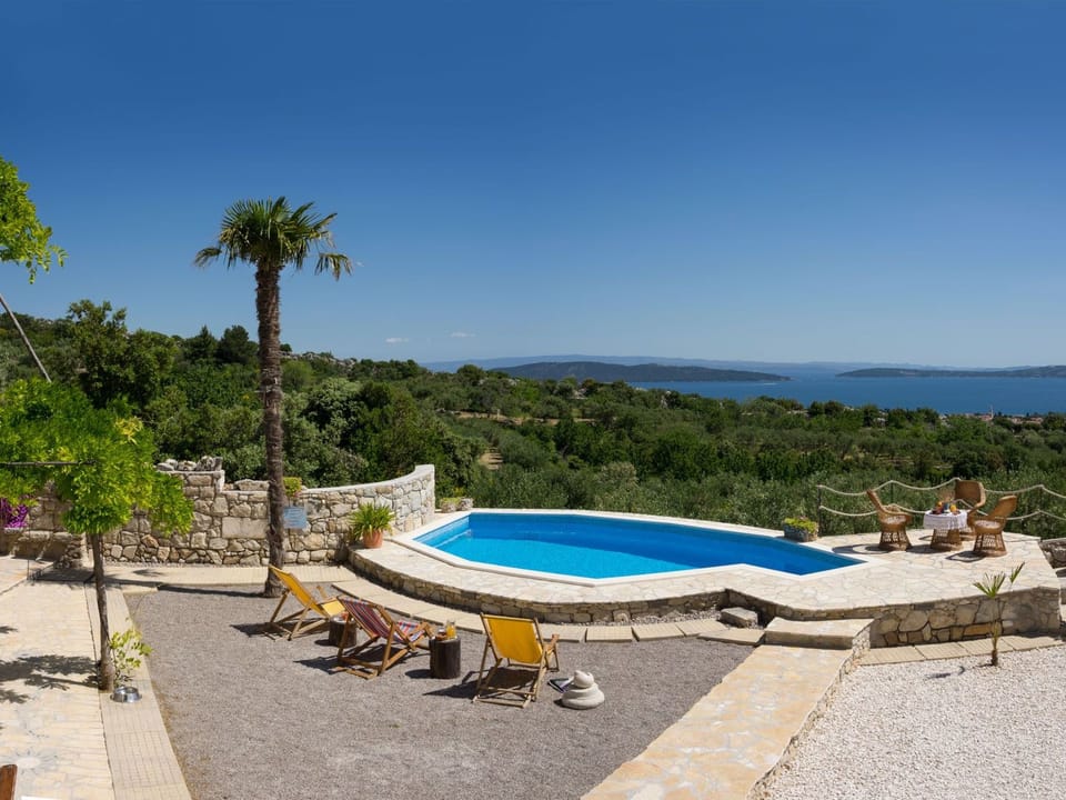 in Kaštel Lukšić mit großer Terrasse und Bergblick Vacation rental in Šibenik-Knin County, Croatia