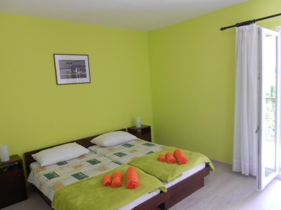 mit Balkon für fünf Personen Apartment in Podstrana