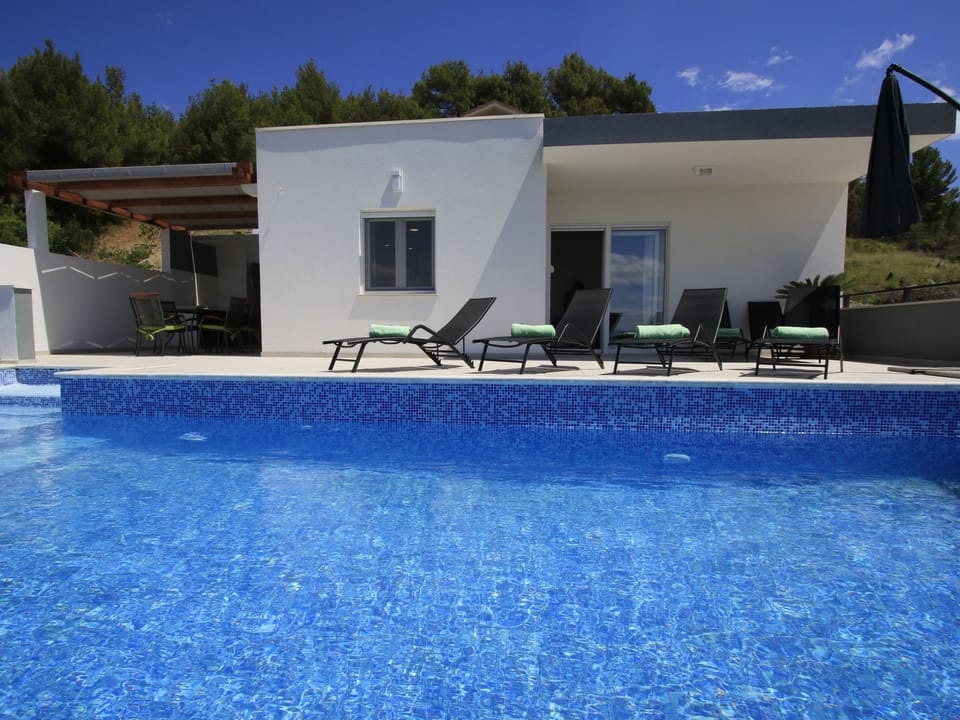 Villa Domus mit privatem beheiztem Infinity-Pool Vacation rental in Podstrana