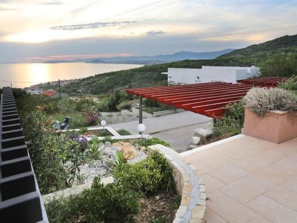Strandnahe Ferienwohnung mit Terrasse Apartment in Podstrana