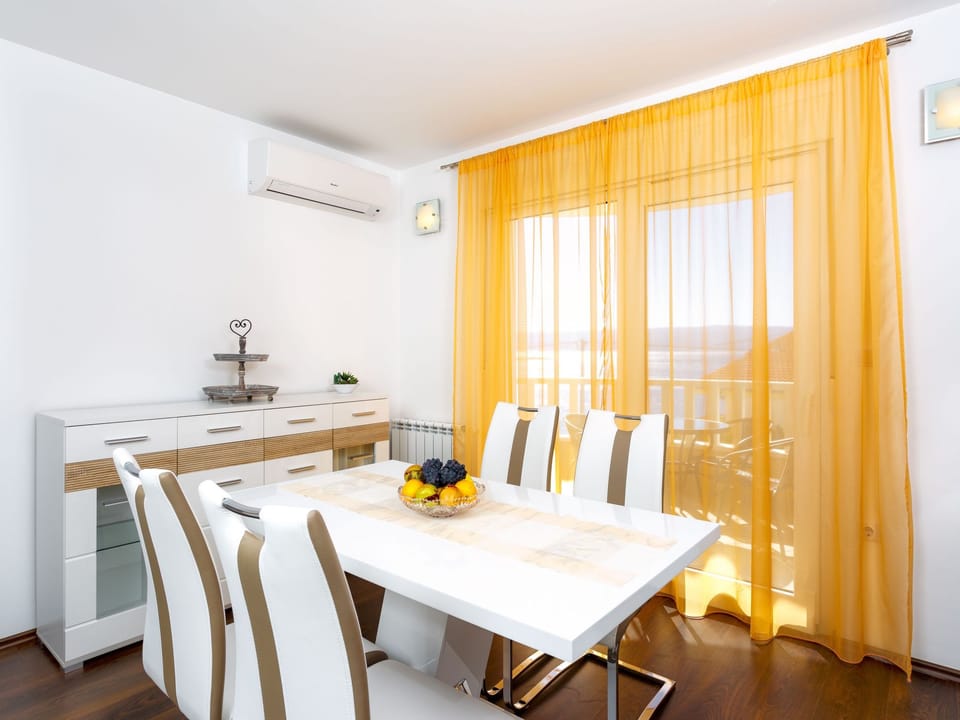 in Dugi Rat mit Großer Terrasse Apartment in Split-Dalmatia County