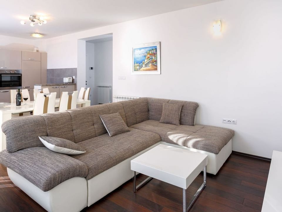 Appartement in Dugi Rat mit Großer Terrasse Apartment in Split-Dalmatia County