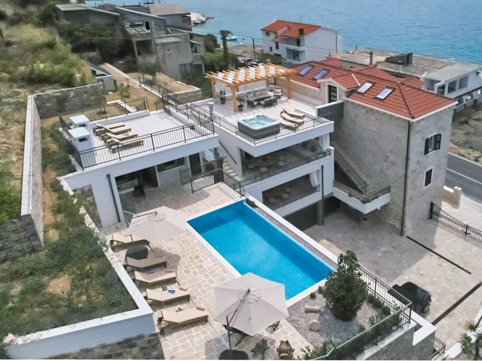 Wunderschön gestaltete Villa Mladenka in Suhi Potok Vacation rental in Split-Dalmatia County