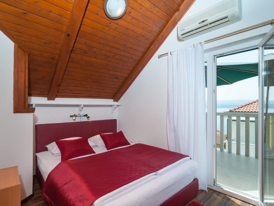 Gemütliche Wohnung in Omiš mit Privatem Balkon Apartment in Split-Dalmatia County