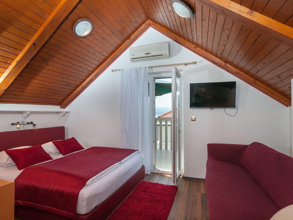 Gemütliche Wohnung in Omiš mit Privatem Balkon Apartment in Split-Dalmatia County