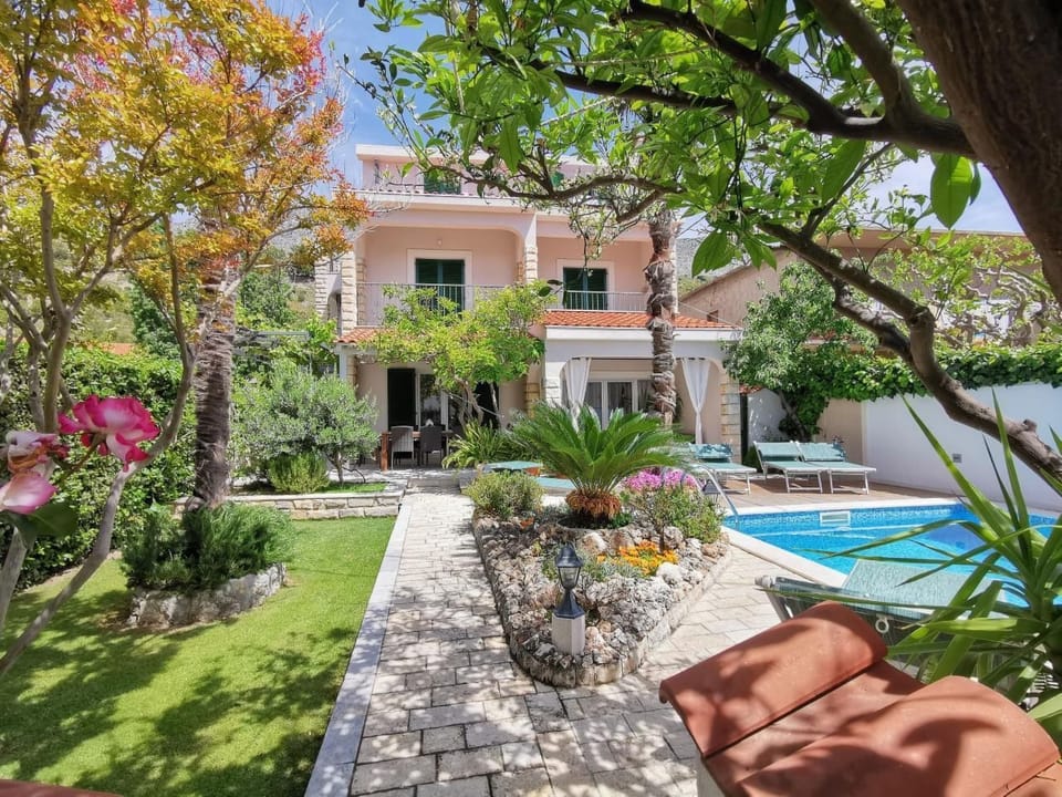 mit Privatpool neben dem Strand Vacation rental in Split-Dalmatia County